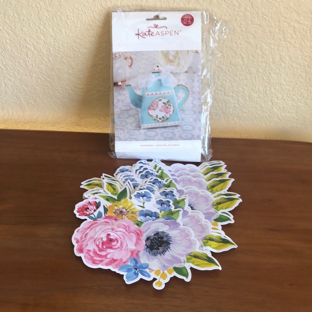Teapot-Shaped Favors. Set of 24 Boxes. NWT